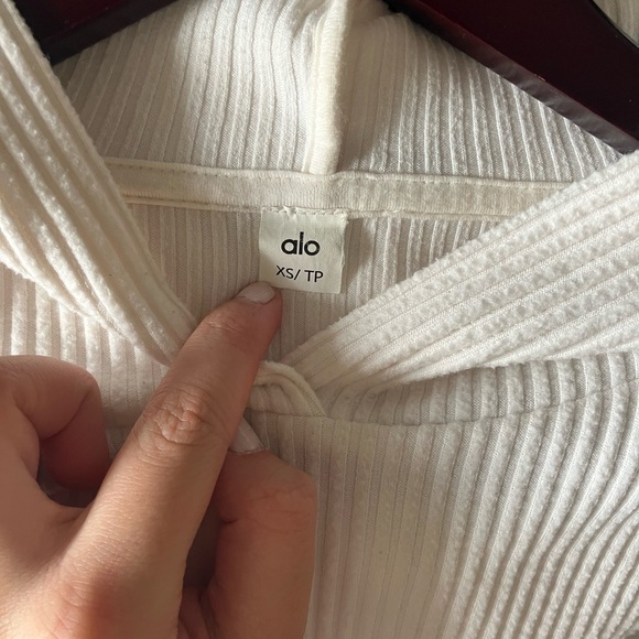 Alo Women’s Set - Picture 2 of 6